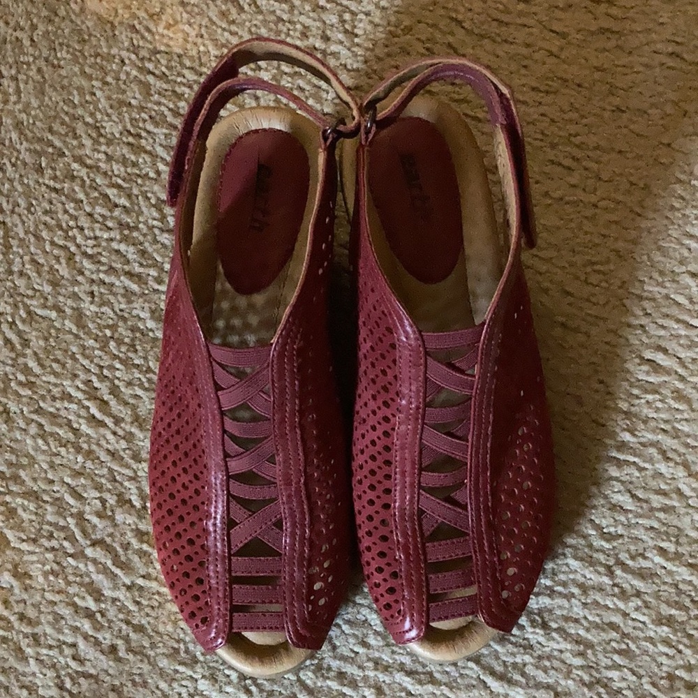 Earth red wedge sandals.